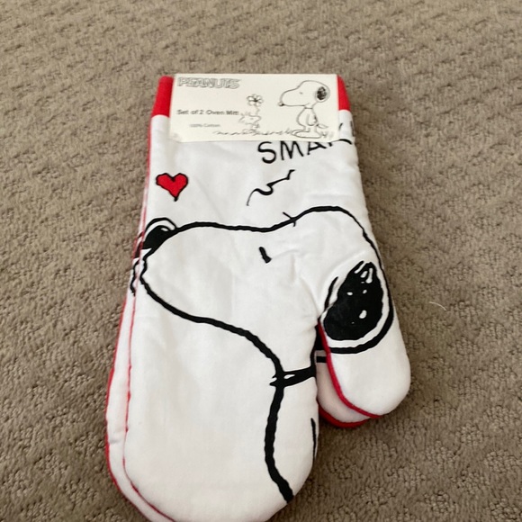 Peanuts Kitchen Peanuts Snoopy Oven Mitts Poshmark